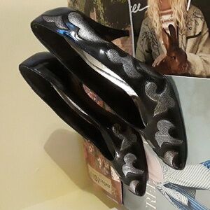 LAST CHANCE! Stuart Weitzman Metallic Accent Heels 7 Narrow 80s Vintage silver